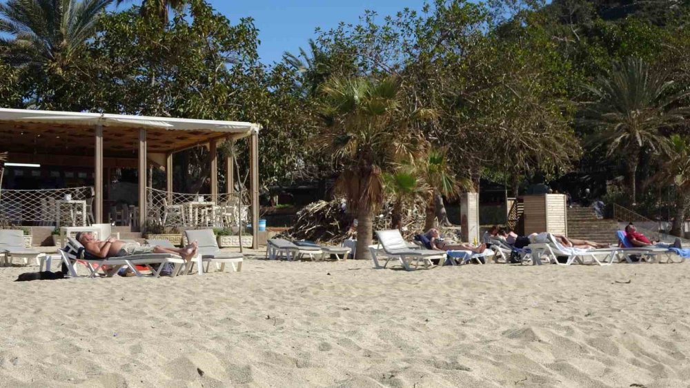 Alanya’da Mart Güneşi.. Hava Sıcaklığı 18’e Çıktı, Sahiller Harekenlendi