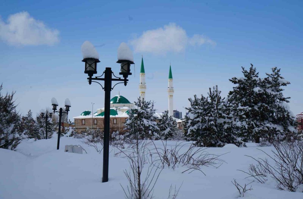 Erzurum’da Kar Yağışı Durdu, Çilesi Devam Ediyor
