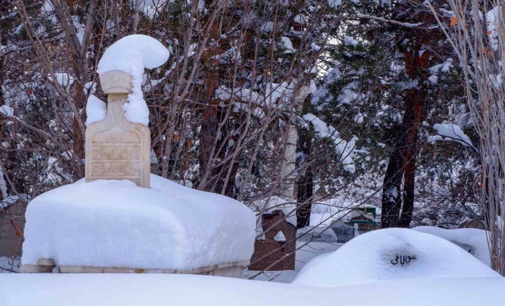 Erzurum’da Kar Yağışı Durdu, Çilesi Devam Ediyor
