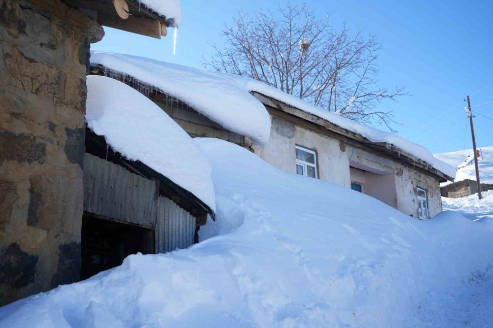 Muş’ta 1800 Rakımlı Köy Kara Gömüldü.. Evler Kar Altında, Ulaşım Tünellerle Sağlanıyor