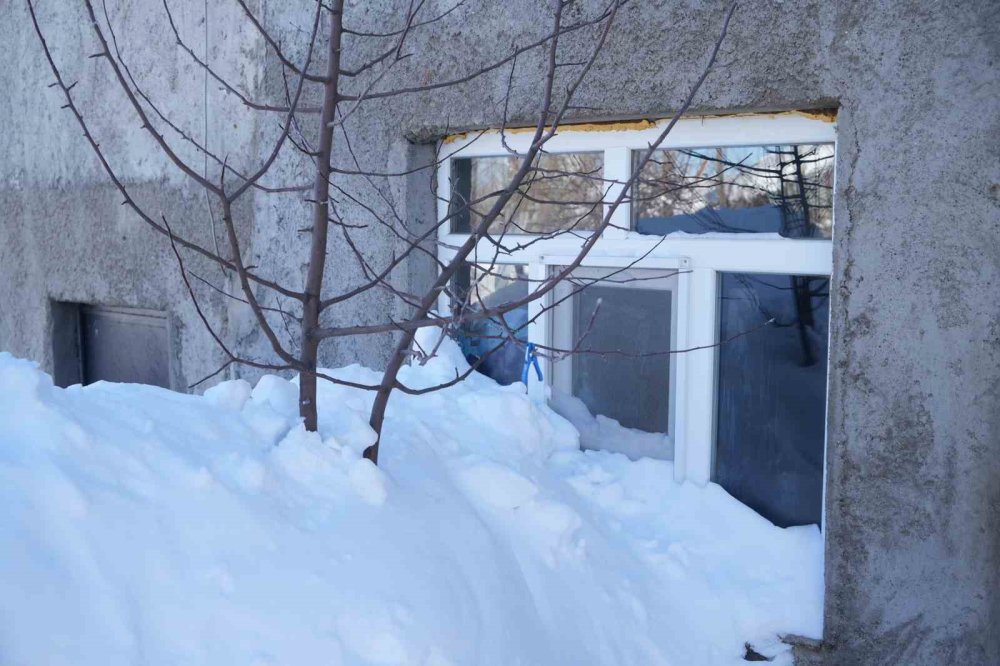 Muş’ta 1800 Rakımlı Köy Kara Gömüldü.. Evler Kar Altında, Ulaşım Tünellerle Sağlanıyor