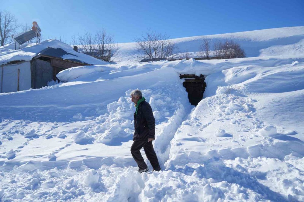 Muş’ta 1800 Rakımlı Köy Kara Gömüldü.. Evler Kar Altında, Ulaşım Tünellerle Sağlanıyor