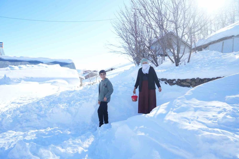 Muş’ta 1800 Rakımlı Köy Kara Gömüldü.. Evler Kar Altında, Ulaşım Tünellerle Sağlanıyor