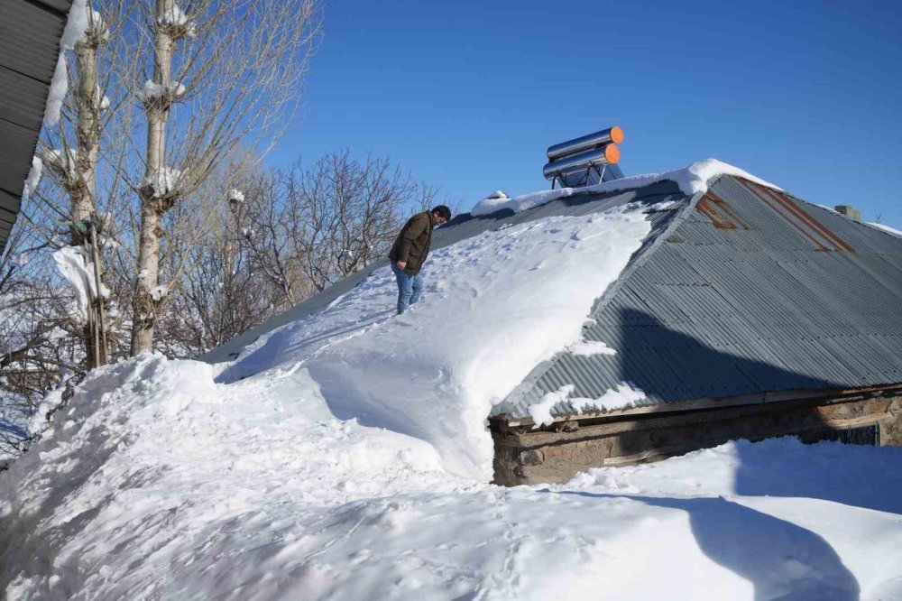 Muş’ta 1800 Rakımlı Köy Kara Gömüldü.. Evler Kar Altında, Ulaşım Tünellerle Sağlanıyor