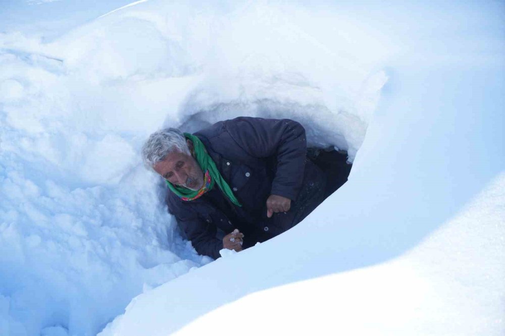 Muş’ta 1800 Rakımlı Köy Kara Gömüldü.. Evler Kar Altında, Ulaşım Tünellerle Sağlanıyor