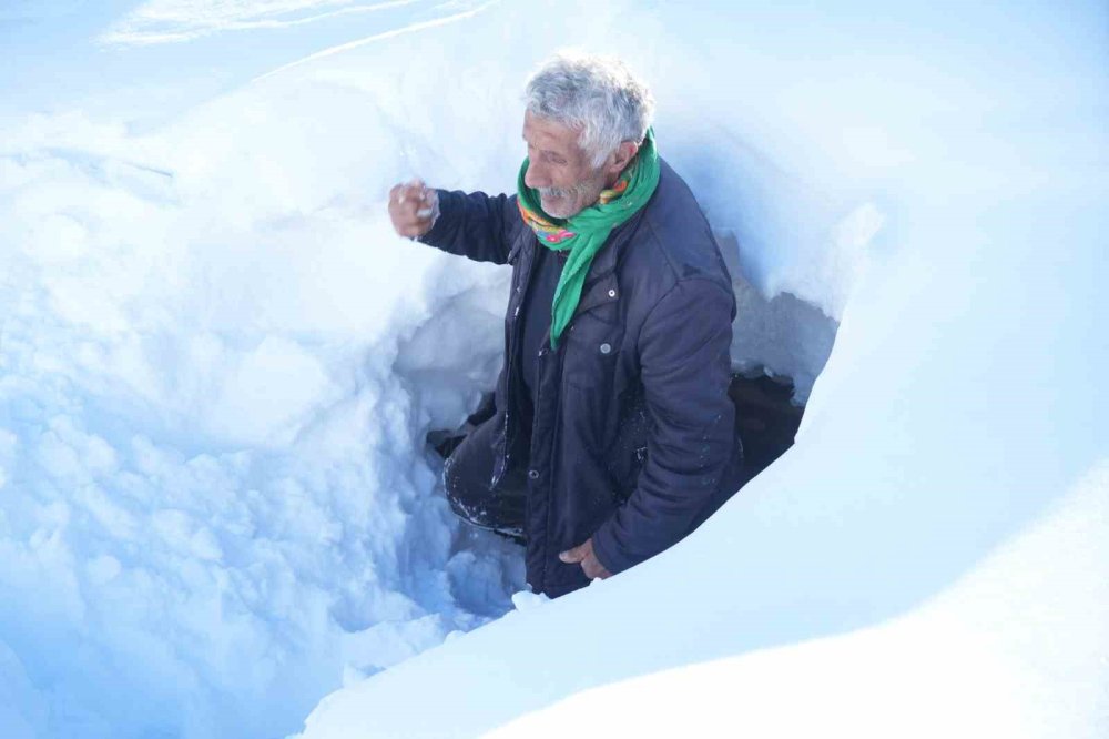 Muş’ta 1800 Rakımlı Köy Kara Gömüldü.. Evler Kar Altında, Ulaşım Tünellerle Sağlanıyor