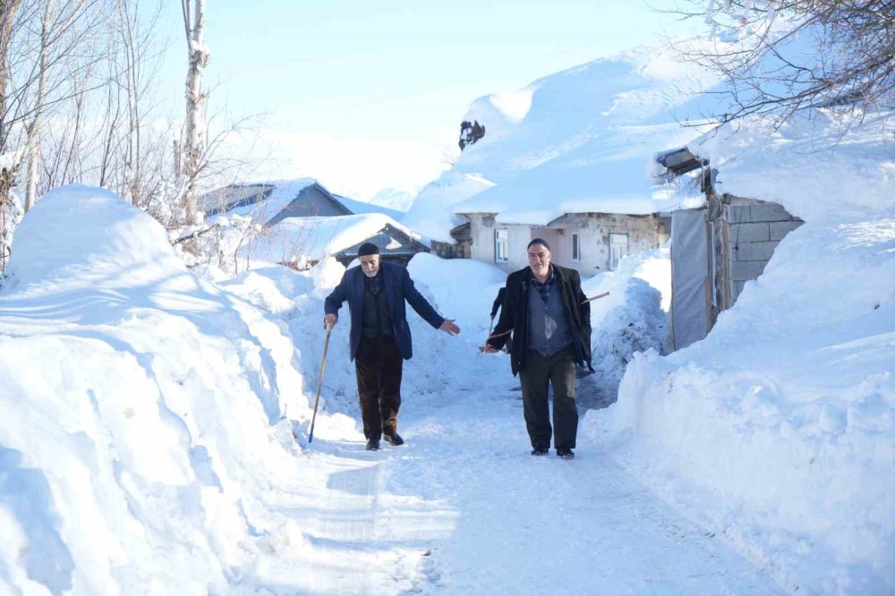 Muş’ta 1800 Rakımlı Köy Kara Gömüldü.. Evler Kar Altında, Ulaşım Tünellerle Sağlanıyor