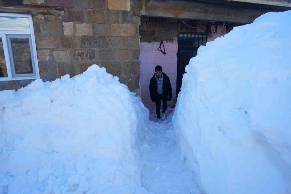 Muş’ta 1800 Rakımlı Köy Kara Gömüldü.. Evler Kar Altında, Ulaşım Tünellerle Sağlanıyor
