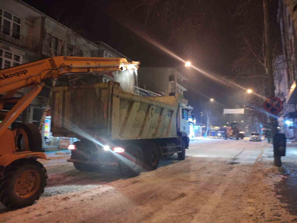 Ardahan’da Kar Mesaisi.. Onlarca Kamyon ‘Kar’ Şehir Dışına Taşındı!