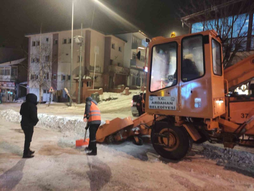 Ardahan’da Kar Mesaisi.. Onlarca Kamyon ‘Kar’ Şehir Dışına Taşındı!