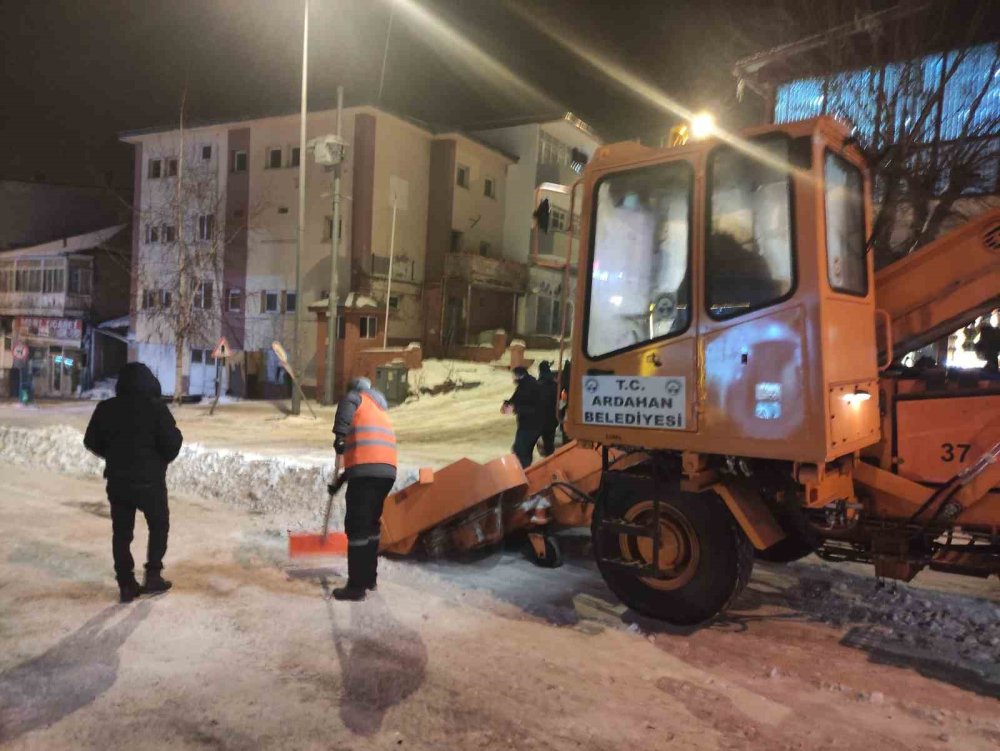 Ardahan’da Kar Mesaisi.. Onlarca Kamyon ‘Kar’ Şehir Dışına Taşındı!