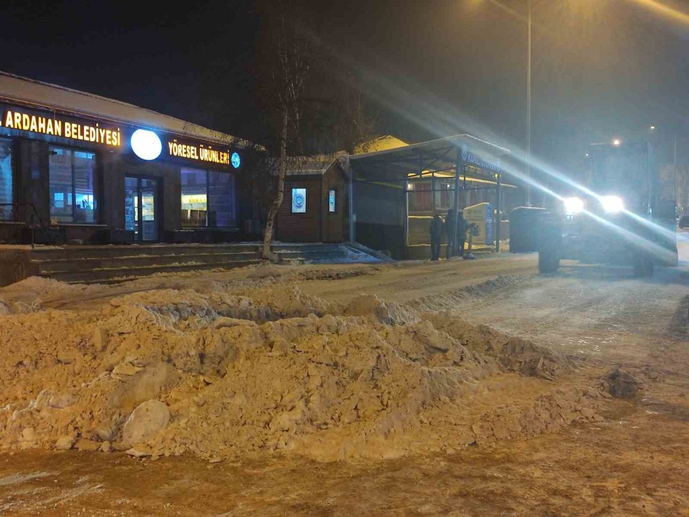 Ardahan’da Kar Mesaisi.. Onlarca Kamyon ‘Kar’ Şehir Dışına Taşındı!