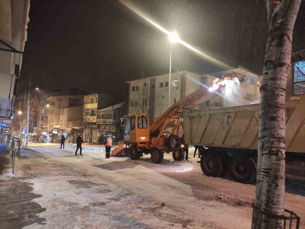 Ardahan’da Kar Mesaisi.. Onlarca Kamyon ‘Kar’ Şehir Dışına Taşındı!