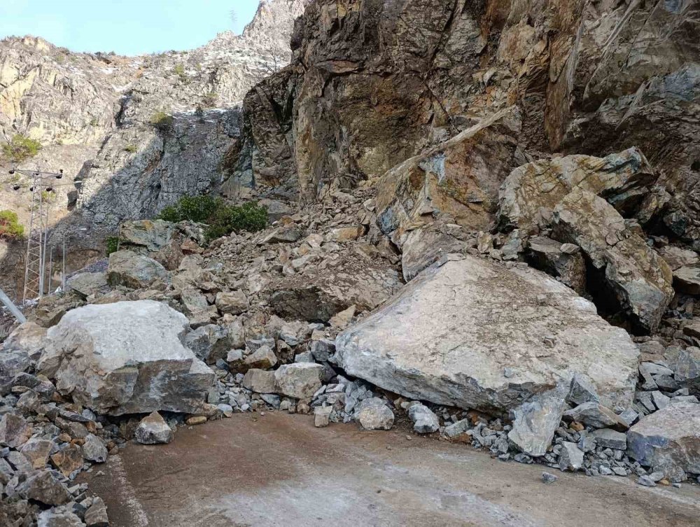 Gümüşhane-Giresun Karayolu Heyelan Nedeniyle Ulaşıma Kapandı