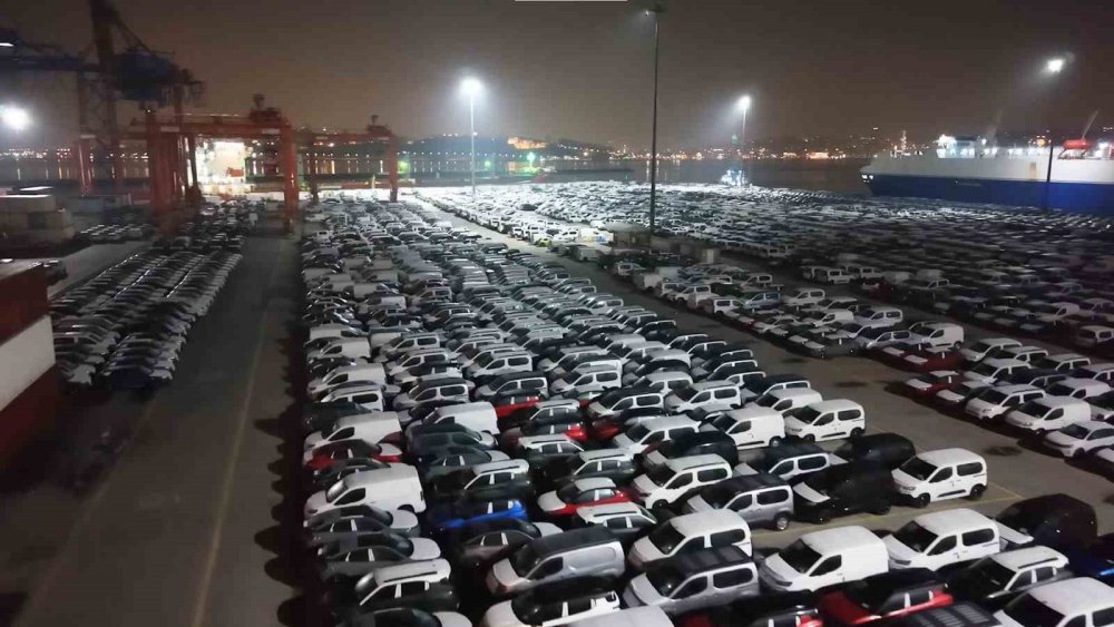 Haydarpaşa Limanı’nda Gece Mesaisi: 2026 Model Araçlar Limana İndirildi