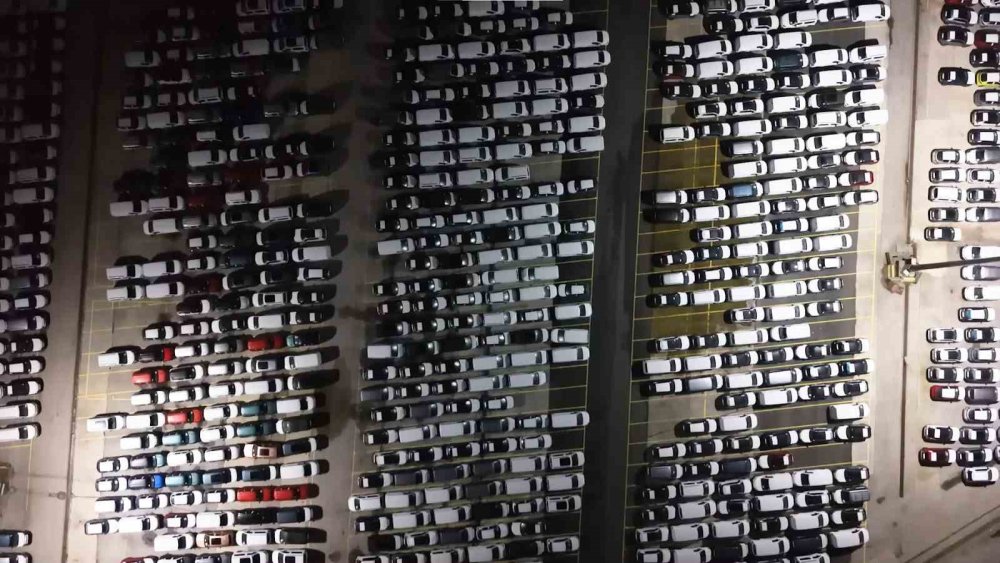 Haydarpaşa Limanı’nda Gece Mesaisi: 2026 Model Araçlar Limana İndirildi