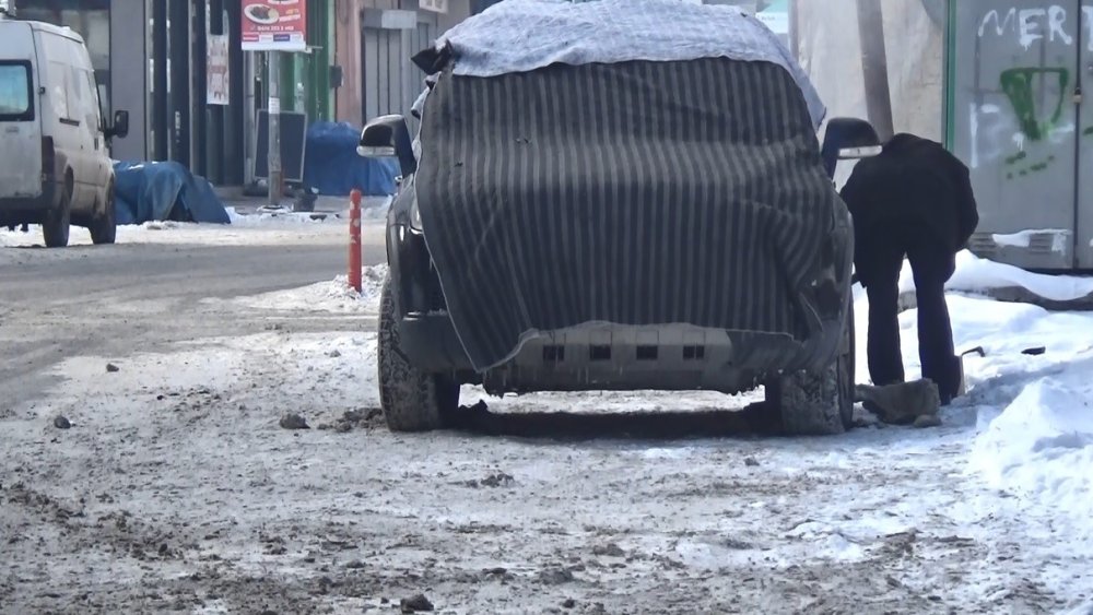 Kars’ta Dondurucu Soğuk.. Eksi 15’te Araçlara Battaniyeli Önlem!