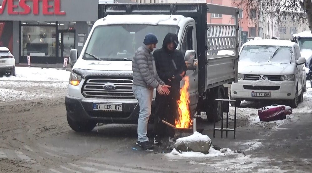 Kars’ta Dondurucu Soğuk.. Eksi 15’te Araçlara Battaniyeli Önlem!