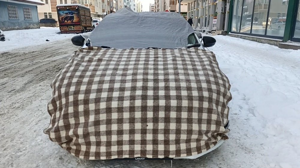 Kars’ta Dondurucu Soğuk.. Eksi 15’te Araçlara Battaniyeli Önlem!