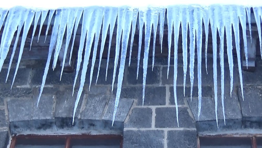 Kars’ta Dondurucu Soğuk.. Eksi 15’te Araçlara Battaniyeli Önlem!