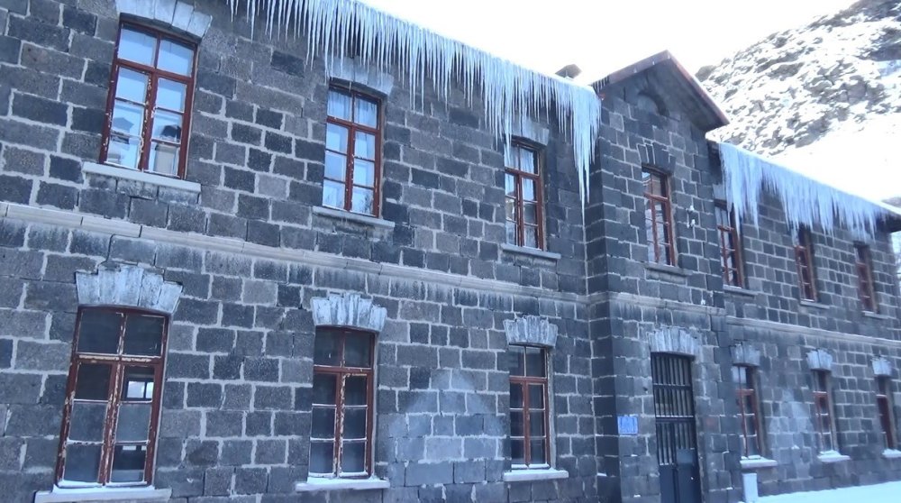 Kars’ta Dondurucu Soğuk.. Eksi 15’te Araçlara Battaniyeli Önlem!