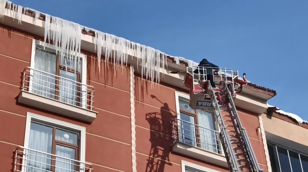 Kars’ta Dondurucu Soğuk.. Eksi 15’te Araçlara Battaniyeli Önlem!