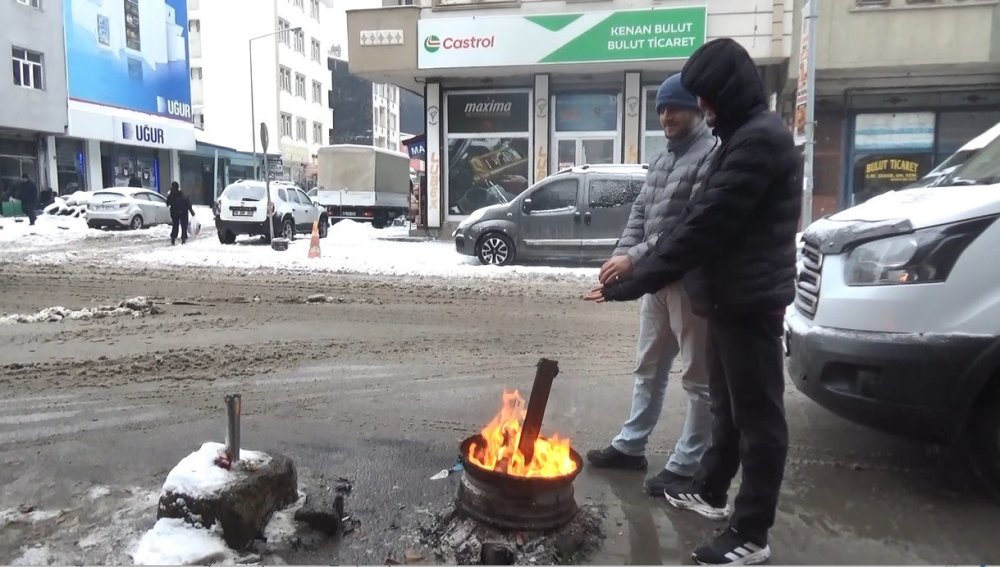Kars’ta Dondurucu Soğuk.. Eksi 15’te Araçlara Battaniyeli Önlem!