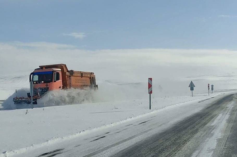 Tipi Görüş Mesafesini Düşürdü.. Ardahan’da Tipi Ulaşımı Felç Etti!