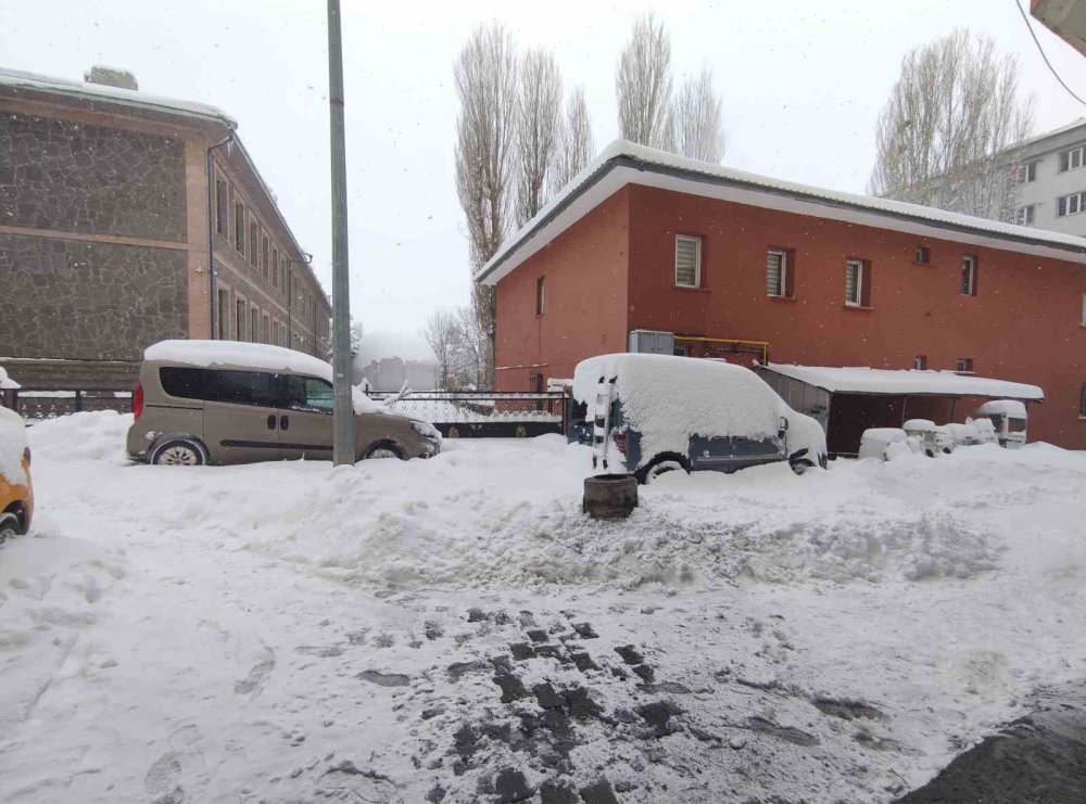 Ardahan’da Kar Yeniden Etkili Oldu.. Ekipler Ulaşım İçin Aralıksız Çalışıyor!