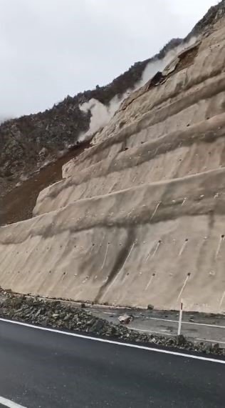 Artvin-Şavşat Kara Yolu’nda Heyelan.. Yol Kısa Süreliğine Kapandı!