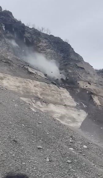 Artvin-Şavşat Kara Yolu’nda Heyelan.. Yol Kısa Süreliğine Kapandı!