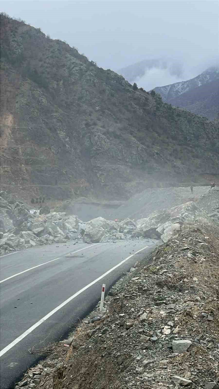 Artvin-Şavşat Kara Yolu’nda Heyelan.. Yol Kısa Süreliğine Kapandı!
