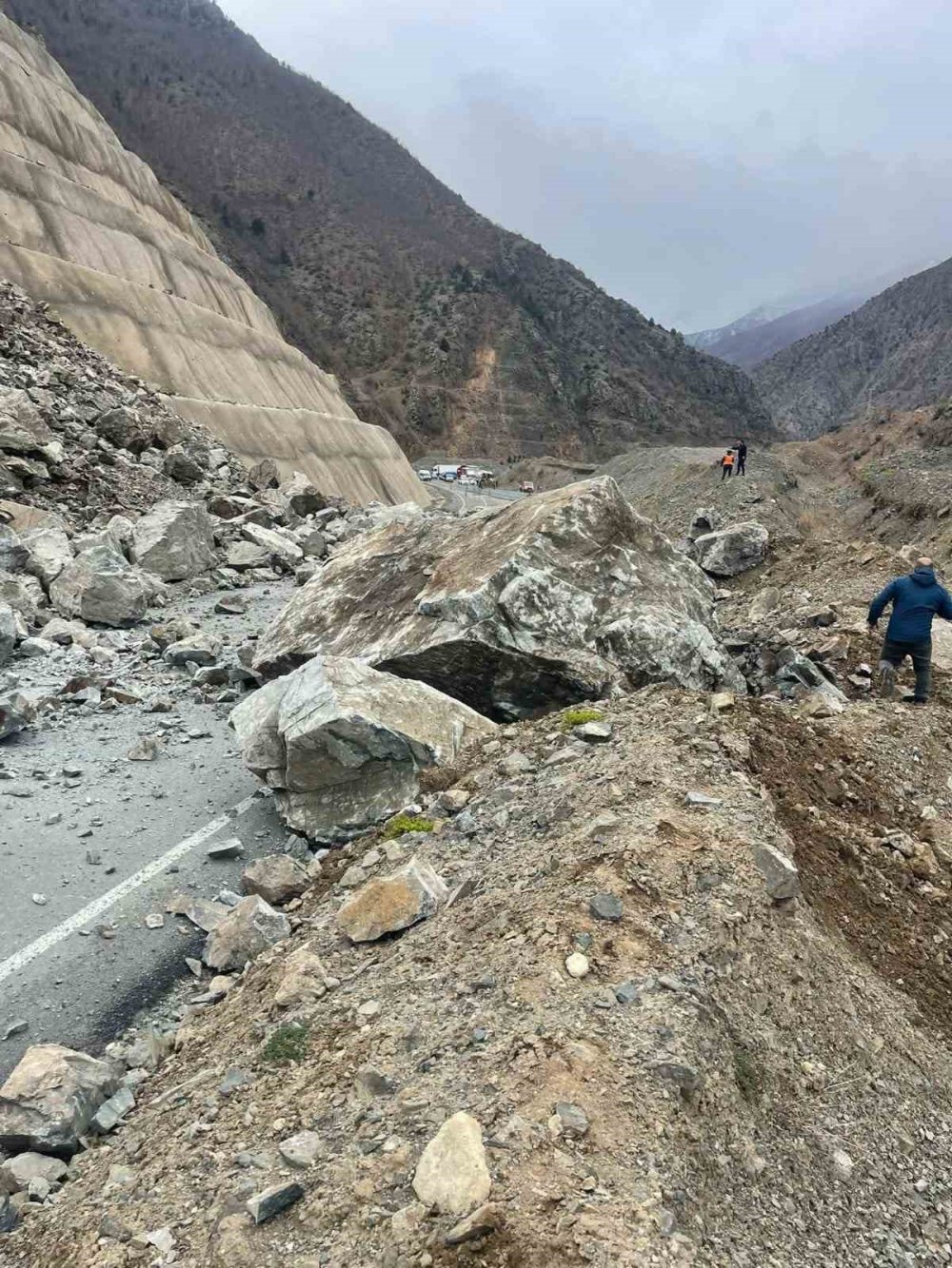Artvin-Şavşat Kara Yolu’nda Heyelan.. Yol Kısa Süreliğine Kapandı!