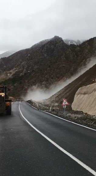 Artvin-Şavşat Kara Yolu’nda Heyelan.. Yol Kısa Süreliğine Kapandı!