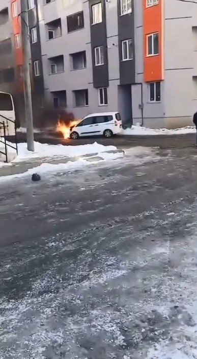 Hareket Halindeki Araç Alev Aldı.. Facia Son Anda Önledi!