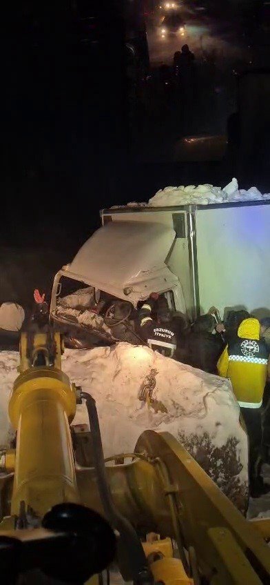 Karayazı’da Tipi Felaketi.. İki Kamyon Çarpıştı, 1 Sürücü Hayatını Kaybetti!