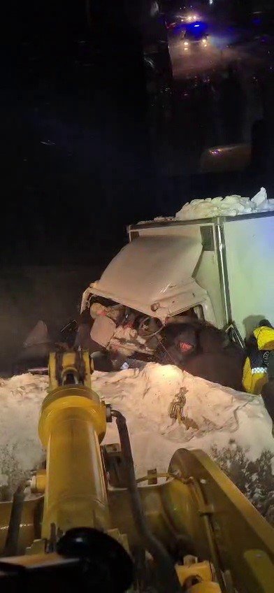 Karayazı’da Tipi Felaketi.. İki Kamyon Çarpıştı, 1 Sürücü Hayatını Kaybetti!