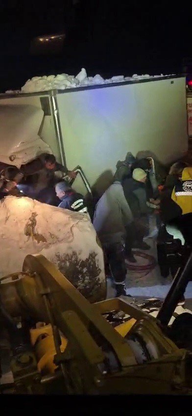 Karayazı’da Tipi Felaketi.. İki Kamyon Çarpıştı, 1 Sürücü Hayatını Kaybetti!