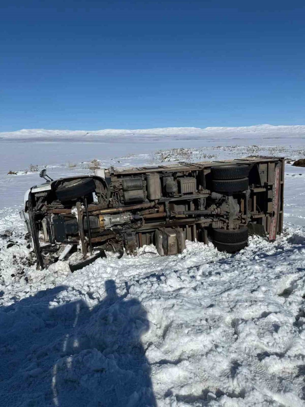 Kars’ta Kamyon Şarampole Devrildi.. Sürücü Yaralandı!