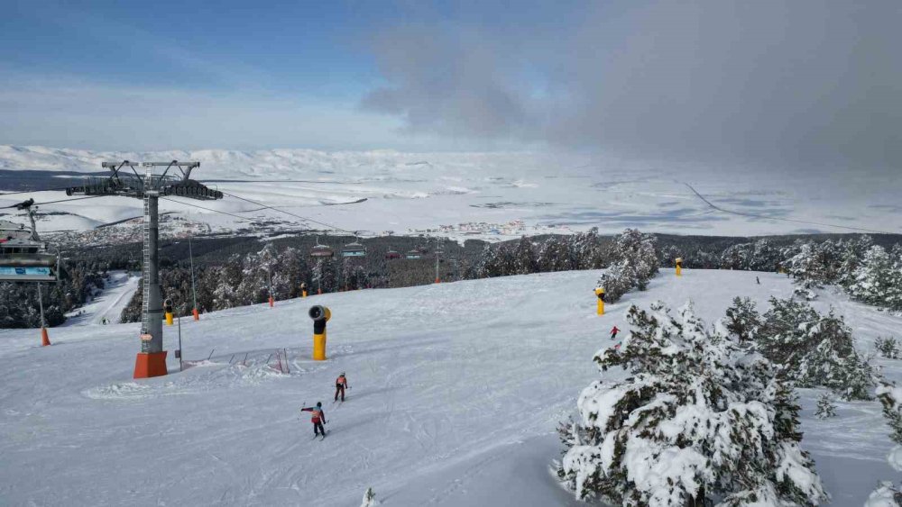 Sarıkamış’ta Kar Kalınlığı 2 Metreyi Aştı.. Sezon Nisan’a Uzayacak!