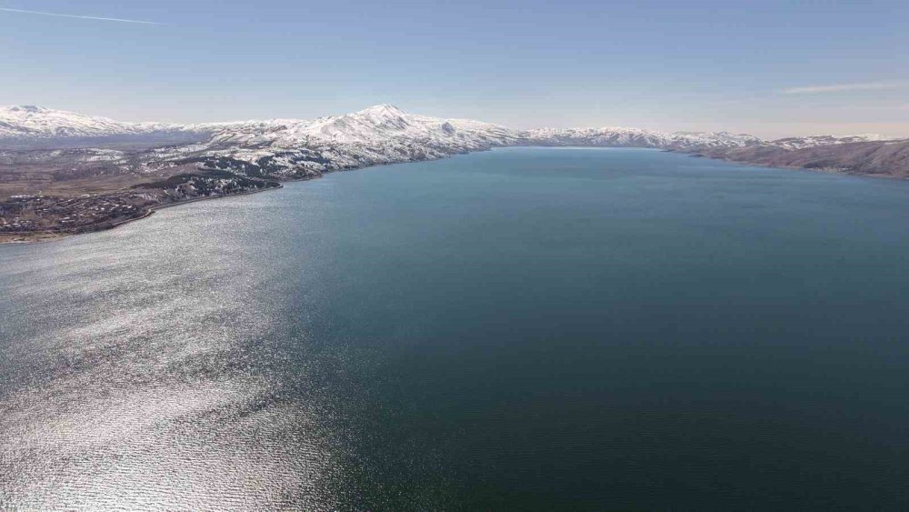 Kar, Güneş Ve Maviliğin Buluştuğu Hazar Gölü Mest Etti