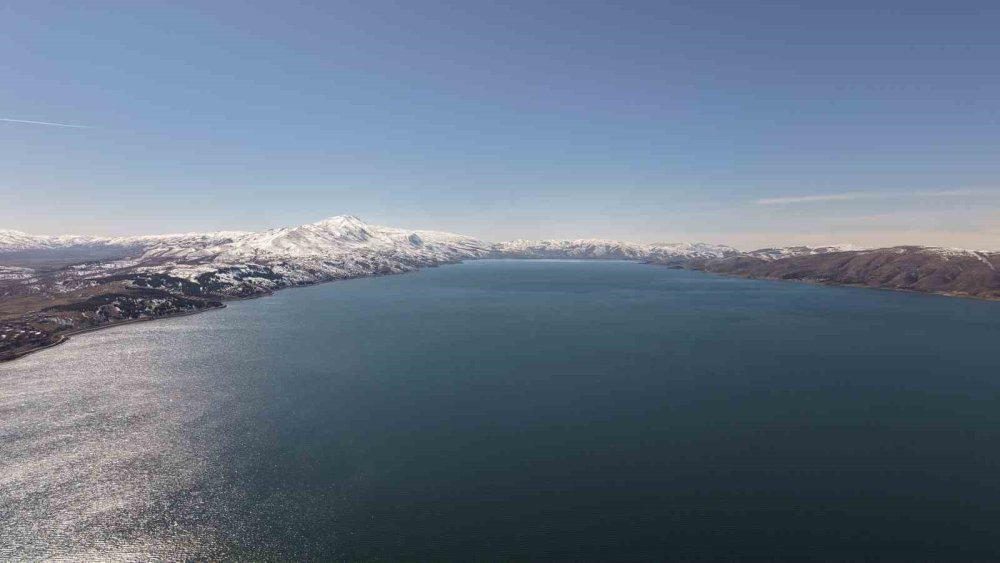 Kar, Güneş Ve Maviliğin Buluştuğu Hazar Gölü Mest Etti