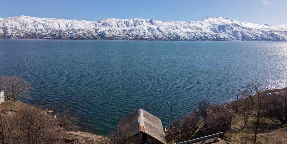 Kar, Güneş Ve Maviliğin Buluştuğu Hazar Gölü Mest Etti