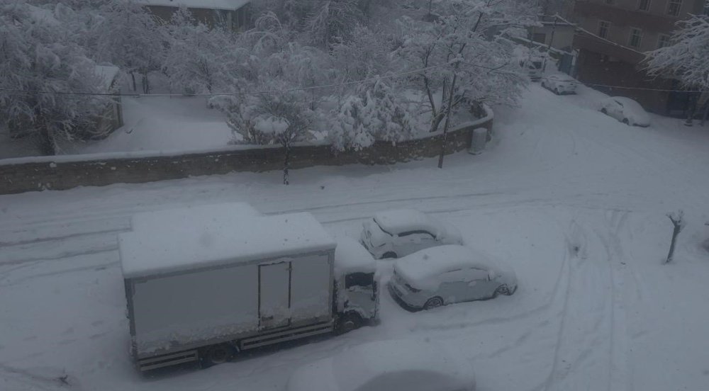 Patnos’ta Baharı Beklerken 40 Santimetre Kar Yağdı