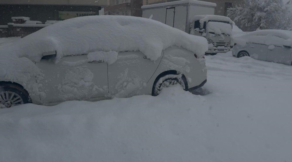 Patnos’ta Baharı Beklerken 40 Santimetre Kar Yağdı