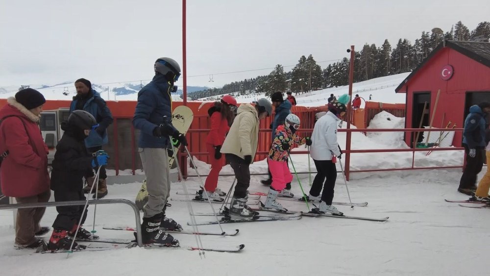 Bahar Geldi Ama Kayak Bitmedi.. Sarıkamış Pistleri Hala Hareketli!