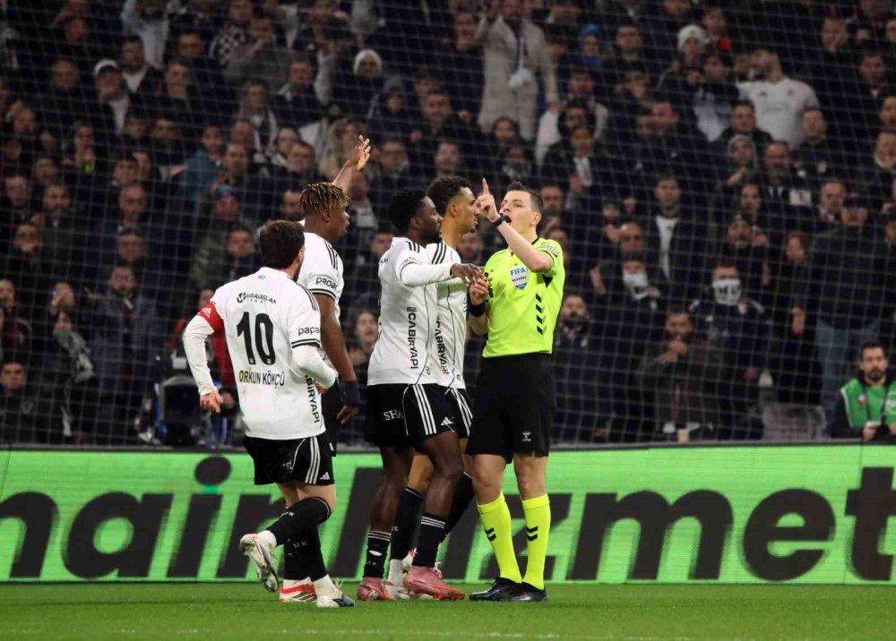 Derbide Tek Gol, Büyük Gerilim.. Galatasaray Beşiktaş’ı 10 Kişiyle Devirdi!