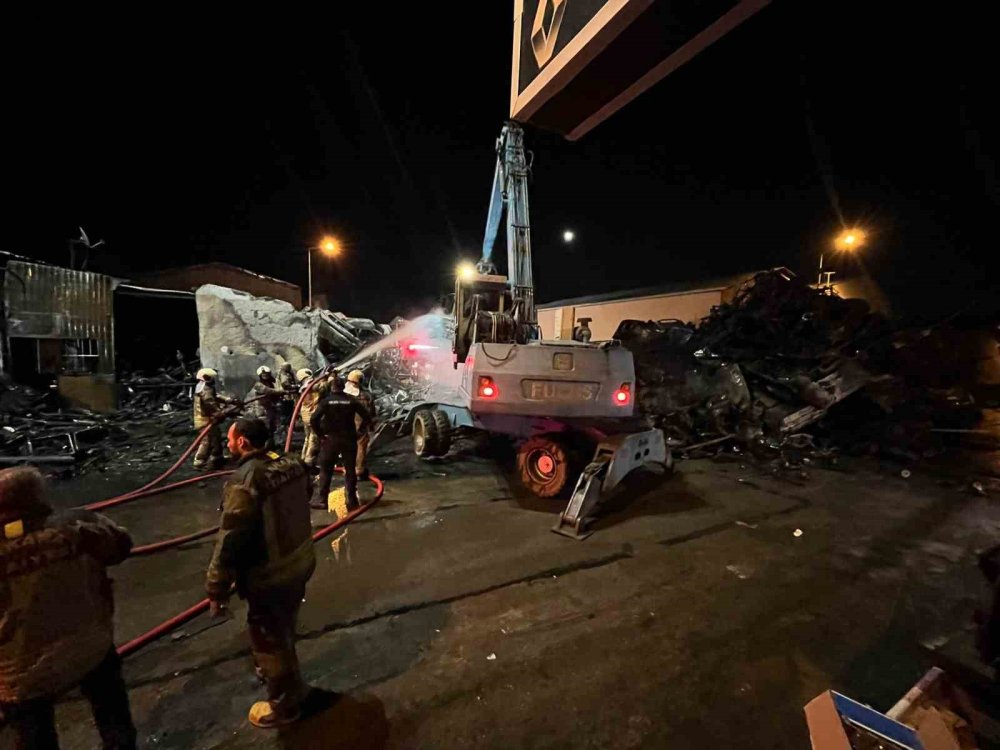 Hurdacılarda Yangın Paniği: Hurda Araçlar Alev Aldı