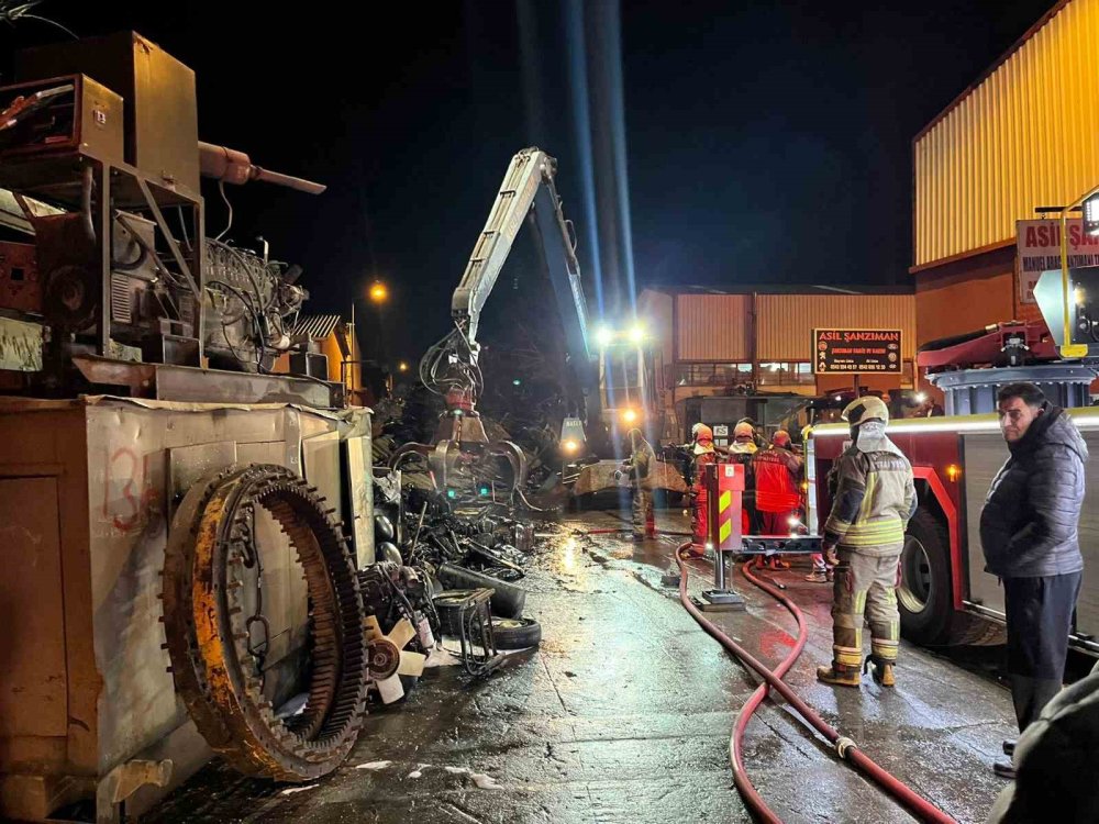 Hurdacılarda Yangın Paniği: Hurda Araçlar Alev Aldı