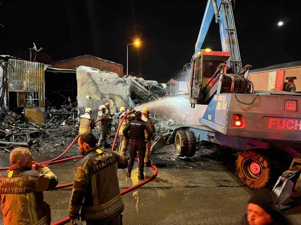Hurdacılarda Yangın Paniği: Hurda Araçlar Alev Aldı